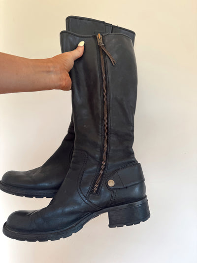 Black timberland buckle boots